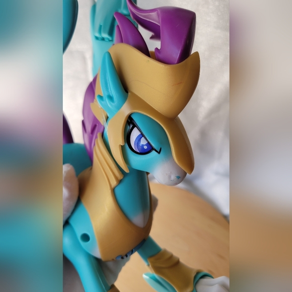 Figura My Little Pony: Stratus Skyranger Hippogriff Con Ali Battenti E Luci